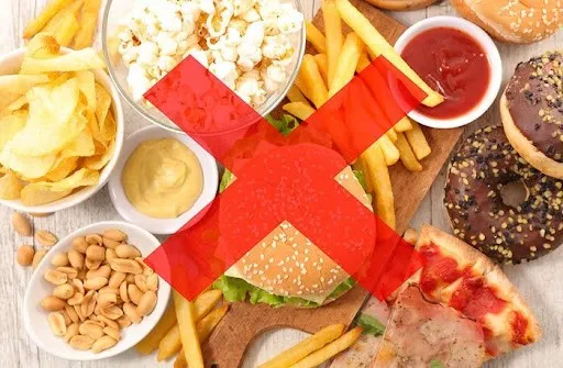 Nguy&ecirc;n nh&acirc;n g&acirc;y mụn do chế độ ăn uống v&agrave; sinh hoạt
