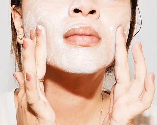 Thao t&aacute;c tẩy tế b&agrave;o chết cho da mụn với đầu ng&oacute;n tay massage nhẹ nh&agrave;ng