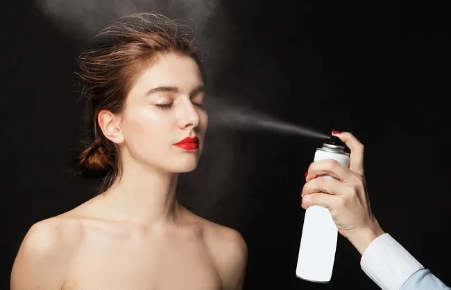Xịt kho&aacute;ng gi&uacute;p giữ lớp trang điểm l&acirc;u tr&ocirc;i