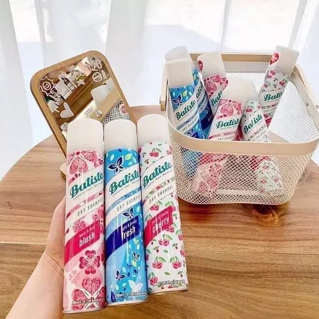 Dầu gội kh&ocirc; l&agrave; một sản phẩm d&agrave;nh cho t&oacute;c nhưng chỉ cần thoa l&ecirc;n t&oacute;c kh&ocirc; m&agrave; kh&ocirc;ng cần d&ugrave;ng tới nước