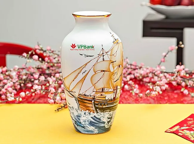 B&igrave;nh hoa sứ - qu&agrave; Tết cho nh&acirc;n vi&ecirc;n