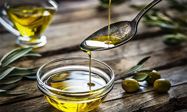 C&aacute;ch l&agrave;m trắng da mặt tại nh&agrave; hiệu quả cao bằng dầu &ocirc; liu