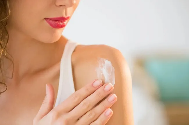 Bao l&acirc;u b&ocirc;i lại kem chống nắng