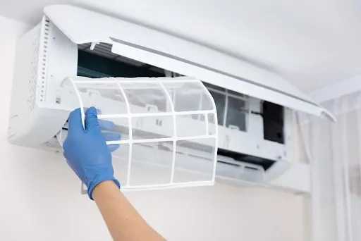 Vệ sinh v&agrave; lau ch&ugrave;i tấm lọc điều h&ograve;a thường xuy&ecirc;n