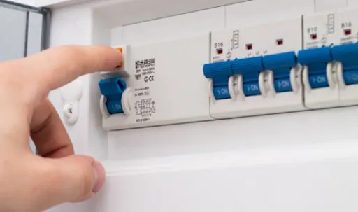 Sử dụng cầu giao điện Aptomat để bật/tắt điều h&ograve;a