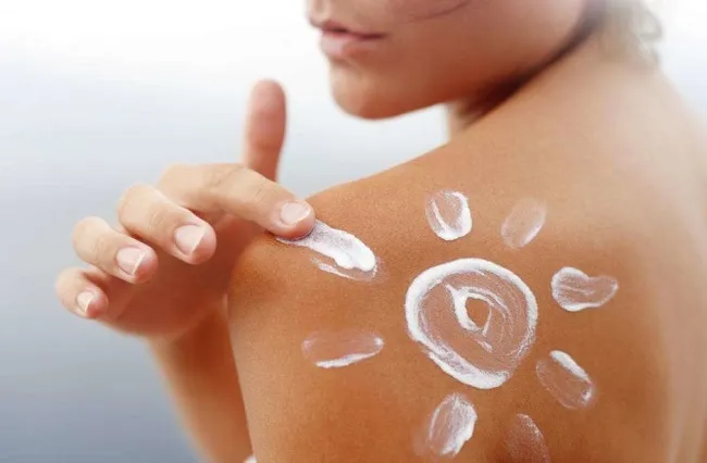 T&aacute;c hại của b&ocirc;i kem chống nắng kh&ocirc;ng đủ liều lượng