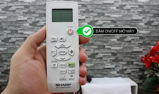Nh&acirc;n ON/ OFF để khởi động điều khiển điều h&ograve;a Sharp