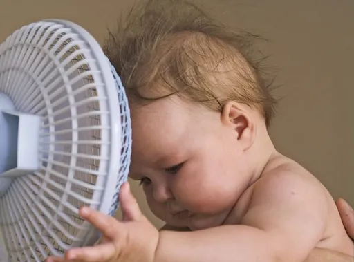 Kh&ocirc;ng n&ecirc;n hướng quạt điều h&ograve;a thổi trực tiếp v&agrave;o nơi b&eacute; ngủ