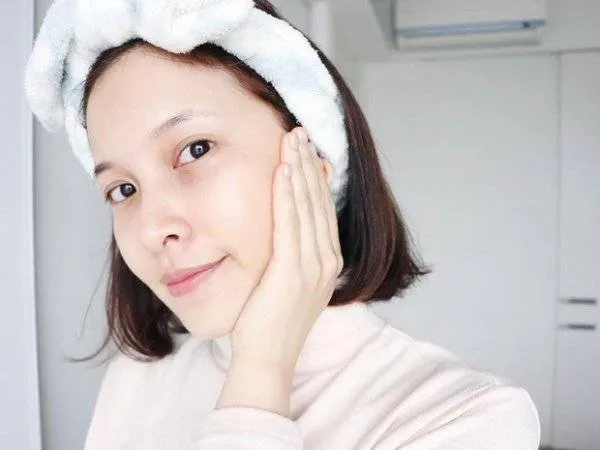 Nước tẩy trang c&oacute; ưu &dstrok;iểm l&agrave;m sạch bề mặt da