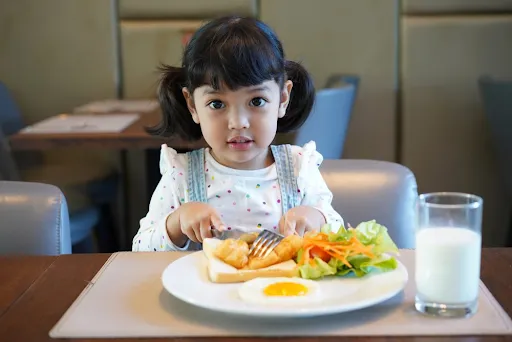 Đảm bảo chế độ dinh dưỡng tốt gi&uacute;p trẻ ph&aacute;t triển to&agrave;n diện chiều cao v&agrave; c&acirc;n nặng