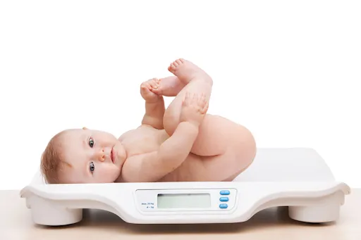 Hướng dẫn c&aacute;ch đo c&acirc;n nặng chuẩn cho trẻ từ sơ sinh &ndash; 18 tuổi