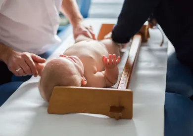 c&aacute;ch đo chiều cao chuẩn cho b&eacute; trai v&agrave; b&eacute; g&aacute;i đối với b&eacute; trai v&agrave; b&eacute; g&aacute;i dưới 2 tuổi