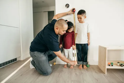 c&aacute;ch đo chiều cao chuẩn cho b&eacute; trai v&agrave; b&eacute; g&aacute;i tr&ecirc;n 2 tuổi