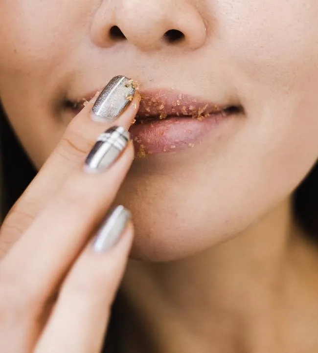 Tẩy tế b&agrave;o chết cho m&ocirc;i gi&uacute;p m&ocirc;i căng mọng, hồng h&agrave;o