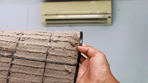 Tấm lưới lọc m&aacute;y lạnh l&acirc;u ng&agrave;y bị bụi b&aacute;m d&agrave;y