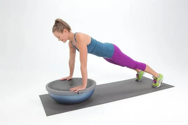 Sử dụng b&oacute;ng Bosu chuy&ecirc;n dụng để giảm mỡ to&agrave;n th&acirc;n