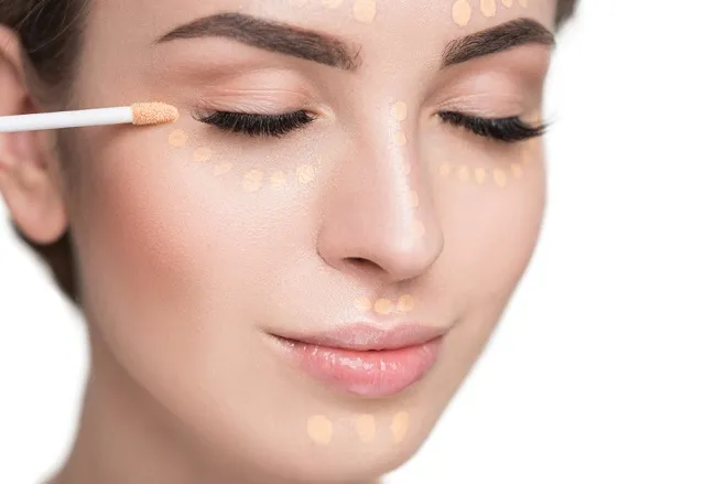 C&aacute;c bước trang điểm - Bước 3 - Thoa kem che khuyết điểm