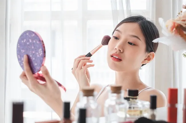 C&aacute;c bước trang điểm - Bước 4 - Thoa phấn phủ