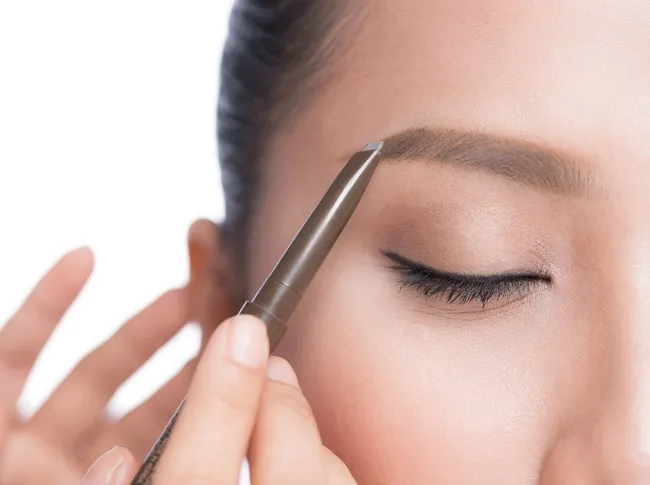 C&aacute;c bước trang điểm - Bước 5 - Vẽ ch&acirc;n m&agrave;y