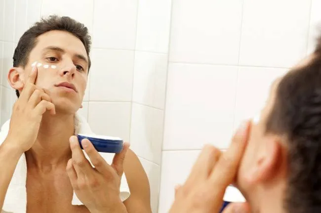 N&ecirc;n sử dụng th&ecirc;m kem dưỡng ẩm sau khi sử dụng xong sữa rửa mặt