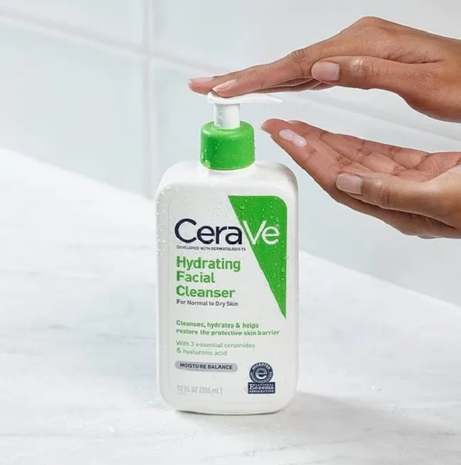 C&aacute;ch sử dụng sữa rửa mặt CeraVe cho da kh&ocirc;