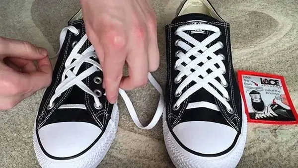 C&aacute;ch cột d&acirc;y gi&agrave;y Converse h&igrave;nh mắt c&aacute;o độc đ&aacute;o