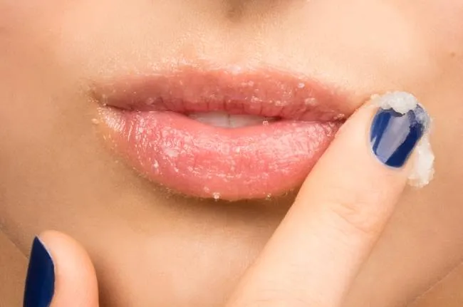 Tẩy tế b&agrave;o chết m&ocirc;i bằng đường