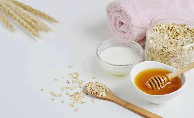 Tẩy tế b&agrave;o chết m&ocirc;i bằng mật ong v&agrave; yến mạch