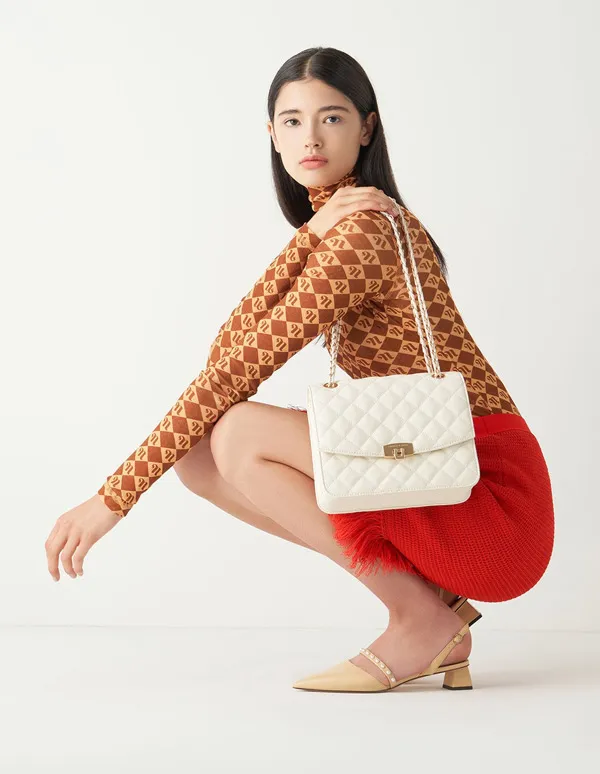 T&uacute;i đeo ch&eacute;o nữ Charles & Keith Quilted Push-Lock đẹp