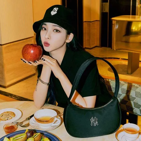 T&uacute;i kẹp n&aacute;ch MLB Nylon Hobo New York Yankees đen sang trọng