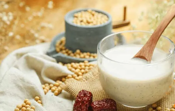 C&ocirc;ng thức l&agrave;m sữa đẹp da từ đậu n&agrave;nh v&agrave; t&aacute;o đỏ