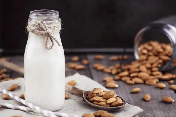 C&ocirc;ng thức sữa hạnh nh&acirc;n l&agrave;m từ m&aacute;y l&agrave;m sữa hạt đa năng