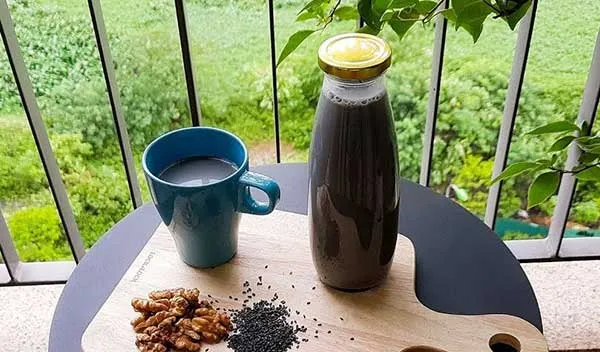 C&aacute;ch l&agrave;m sữa từ hạt m&egrave; đen rang v&agrave; quả &oacute;c ch&oacute;