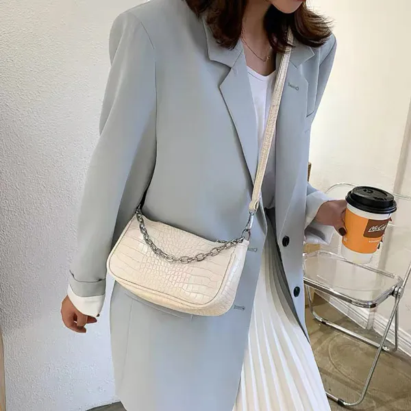 đeo t&uacute;i đeo ch&eacute;o nữ với phong c&aacute;ch qu&yacute; c&ocirc; thanh lịch bằng &aacute;o blazer