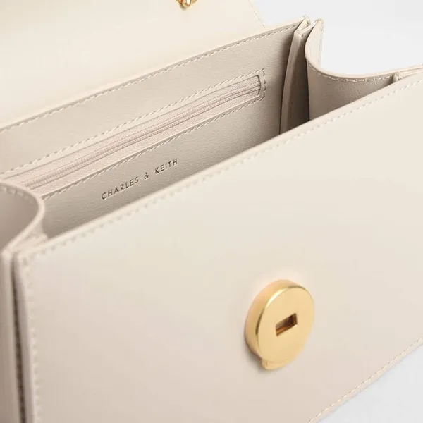 C&aacute;ch check t&uacute;i Charles & Keith fake v&agrave; auth qua logo đơn giản