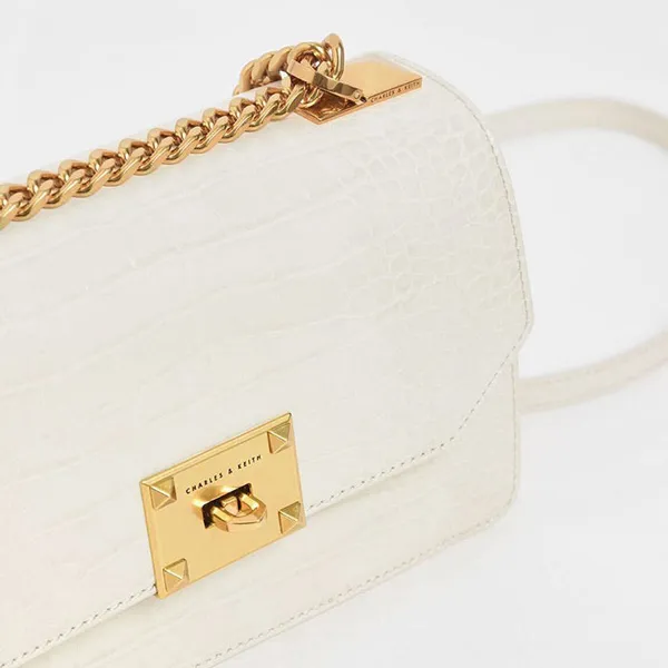 C&aacute;ch kiểm tra t&uacute;i Charles & Keith ch&iacute;nh h&atilde;ng qua kh&oacute;a bấm dễ d&agrave;ng