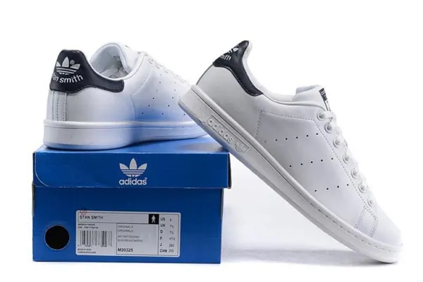 Kiểm tra gi&agrave;y Adidas qua th&acirc;n gi&agrave;y