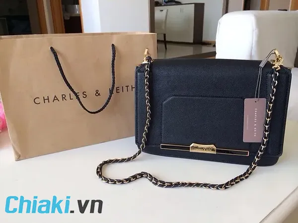 C&aacute;ch check m&atilde; vạch t&uacute;i Charles & Keith phần mềm Barcode Scanner đơn giản