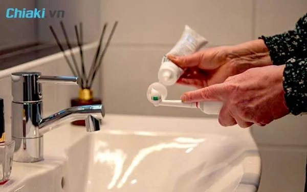d&ugrave;ng b&agrave;n chải điện đ&uacute;ng c&aacute;ch