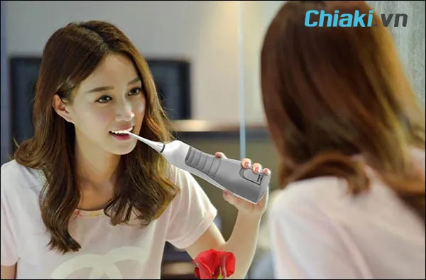 Vệ sinh răng miệng bằng m&aacute;y tăm nước
