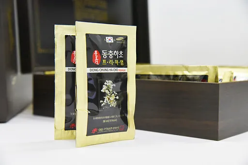 C&aacute;ch uống đ&ocirc;ng tr&ugrave;ng hạ thảo nước đ&uacute;ng c&aacute;ch