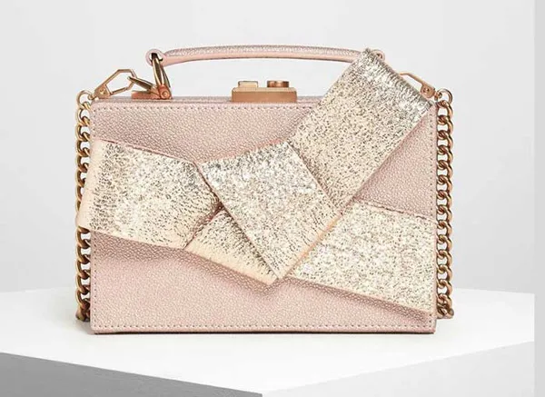 Kiểm tra t&uacute;i Charles & Keith dựa tr&ecirc;n th&ocirc;ng tin sản phẩm