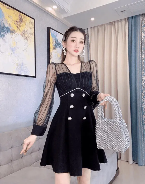 Đầm đen phối với t&uacute;i x&aacute;ch &aacute;nh kim
