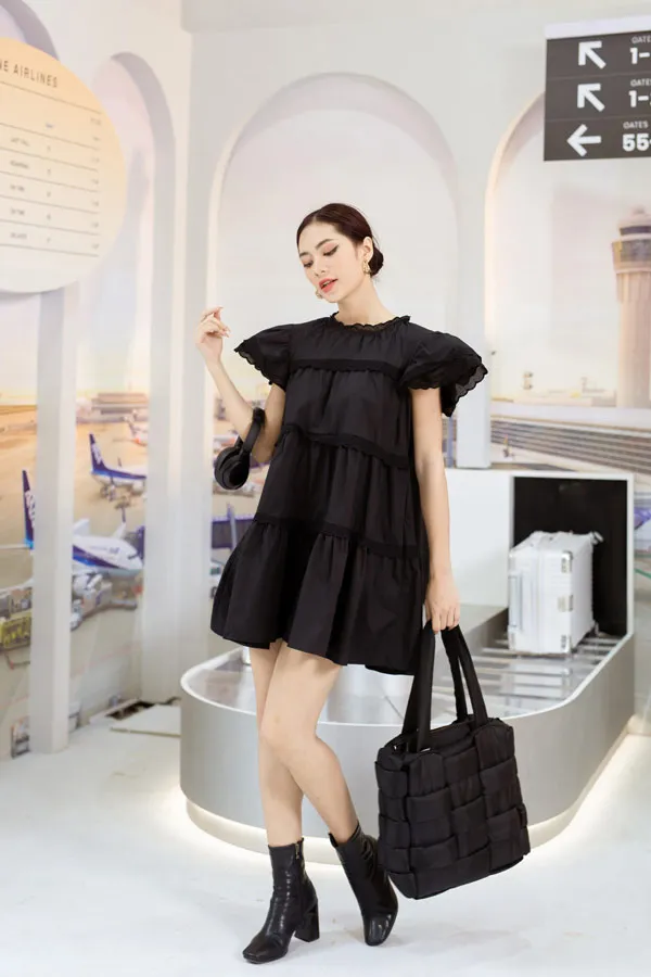 c&aacute; t&iacute;nh khi kết hợp đầm đen với t&uacute;i x&aacute;ch đen