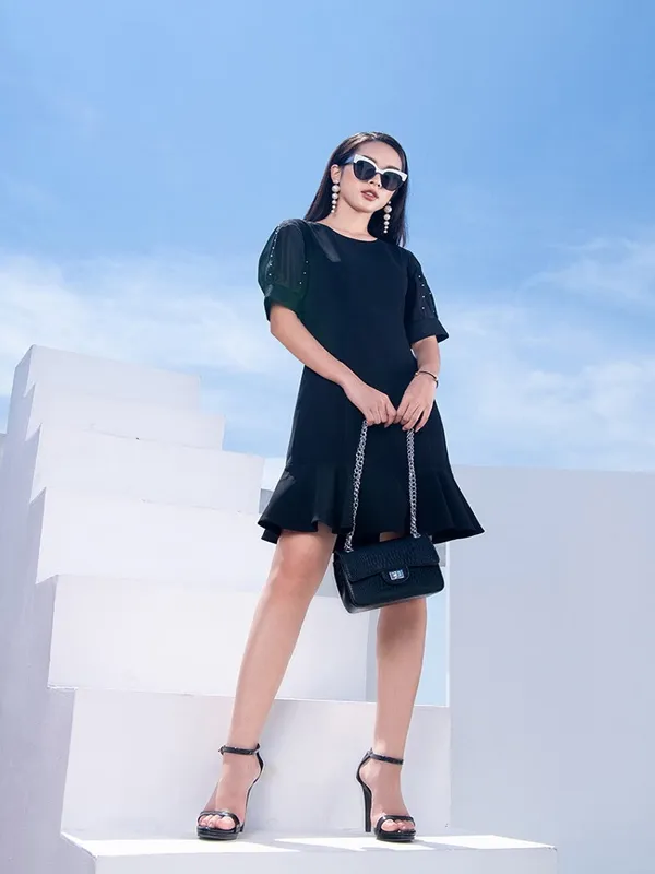 đầm đen phối t&uacute;i x&aacute;ch m&agrave;u g&igrave; đẹp