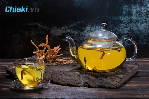 Nam giới h&atilde;m tr&agrave; với đ&ocirc;ng tr&ugrave;ng hạ thảo uống h&agrave;ng ng&agrave;y