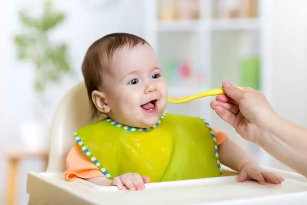 Lựa chọn thời điểm cho b&eacute; ăn dặm đ&uacute;ng c&aacute;ch như thế n&agrave;o