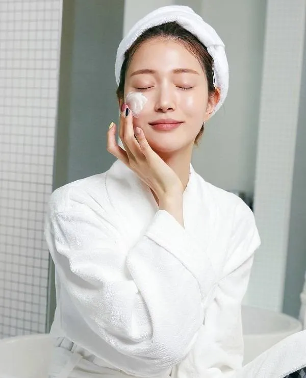 B&ocirc;i kem dưỡng ẩm để kiểm so&aacute;t dầu tr&ecirc;n da 