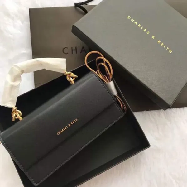 Ph&acirc;n biệt t&uacute;i Charles & Keith thật giả qua hộp đựng t&uacute;i nhanh ch&oacute;ng