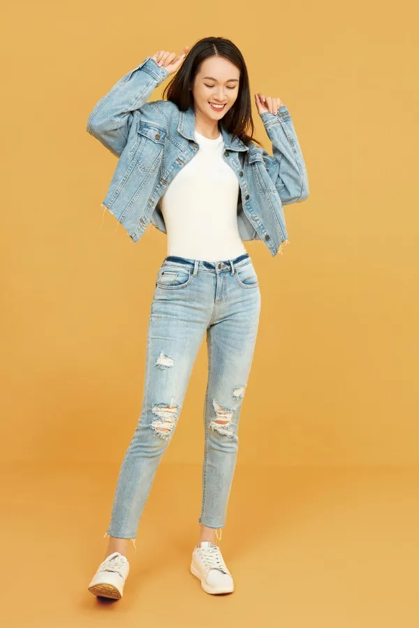 Gi&agrave;y Adidas nữ phối c&ugrave;ng &aacute;o ph&ocirc;ng v&agrave; quần jeans